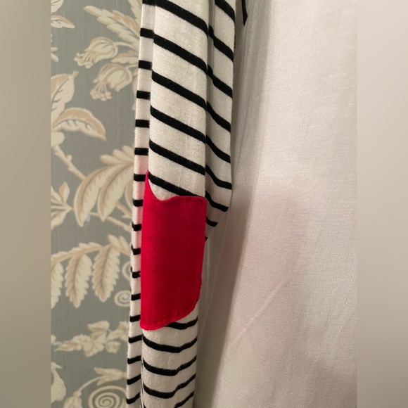 NWOT Shirt Size Small with Hearts on each elbow. ♥️ - Picture 7 of 11